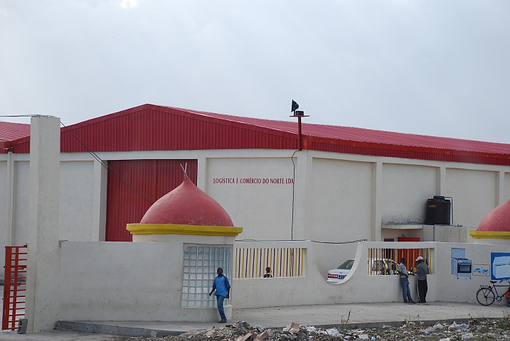 Eine der grossen Lagerhallen kurz vor Nacala