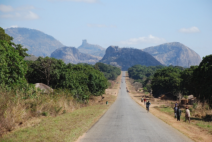 Interessante Landschaft mit Granitkegeln auf dem Weg zum Rio Lúrio