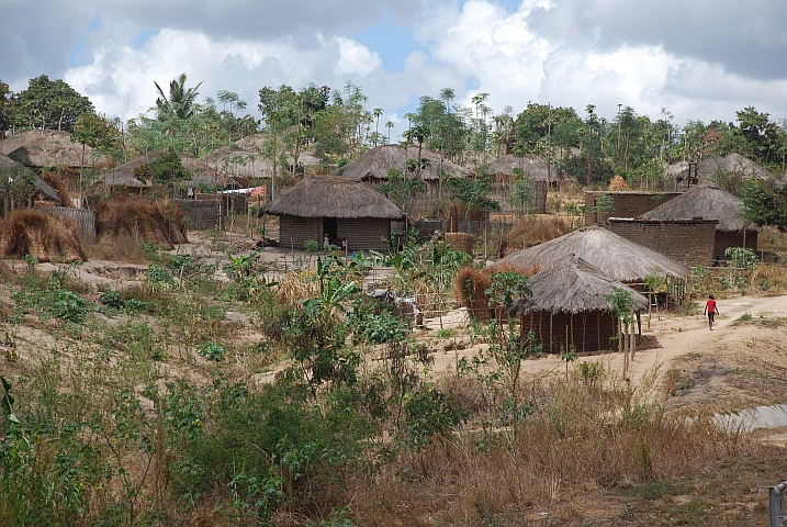 Typisch nordmosambikanisches Dorf zwischen Suriate und Pemba