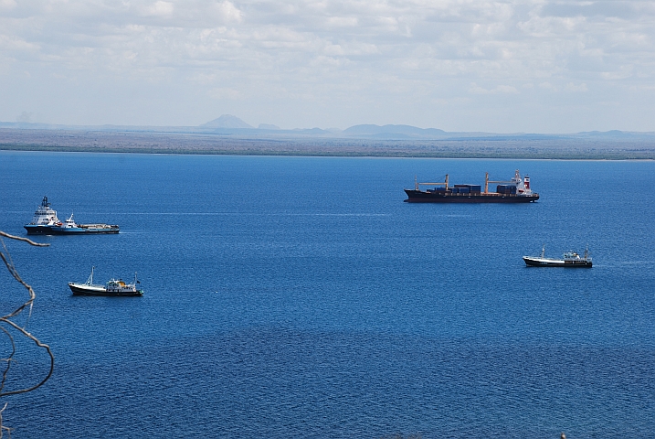 Schiffe liegen in der Bucht von Pemba vor Anker
