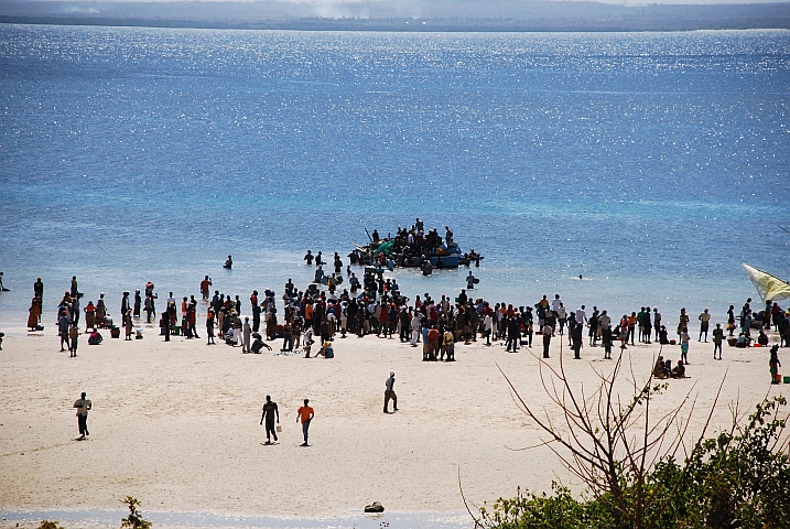 Belebte Dhau-Anlegestelle am Strand von Pemba
