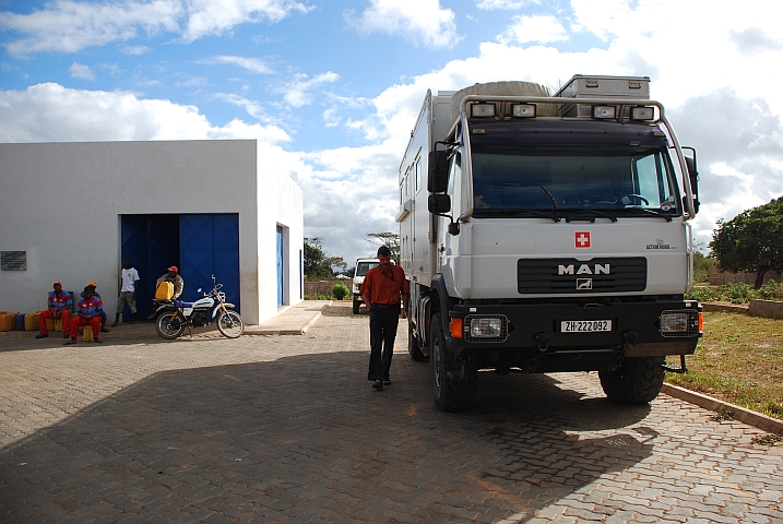 Am Morgen an der Tankstelle in Macomia
