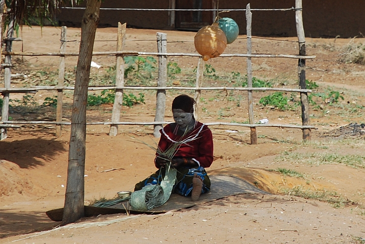 Makua Frau mit einer weissen Gesichtsmaske die der Hautpflege dient