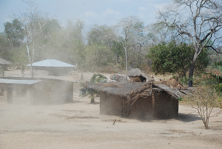 Ein Willy-willy fegt durch ein Dorf und deckt gerade das Haus ab