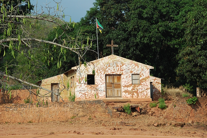 Kirche in Tarnfarbe?