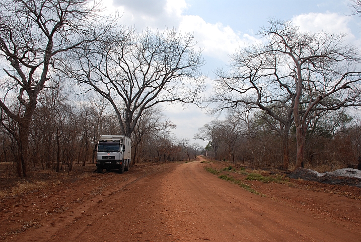 Einsamer Kaffeehalt an der Piste nach Negomano