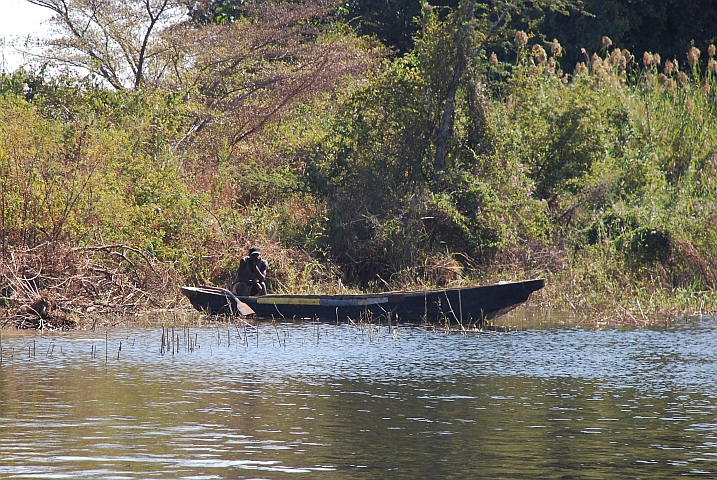 Worauf mag der Mann im Boot wohl warten?