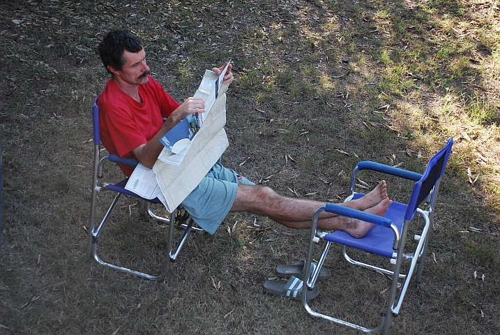 Thomas beim Kartenstudium