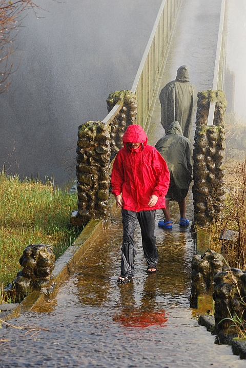 Thomas triefend nass von der Gischt