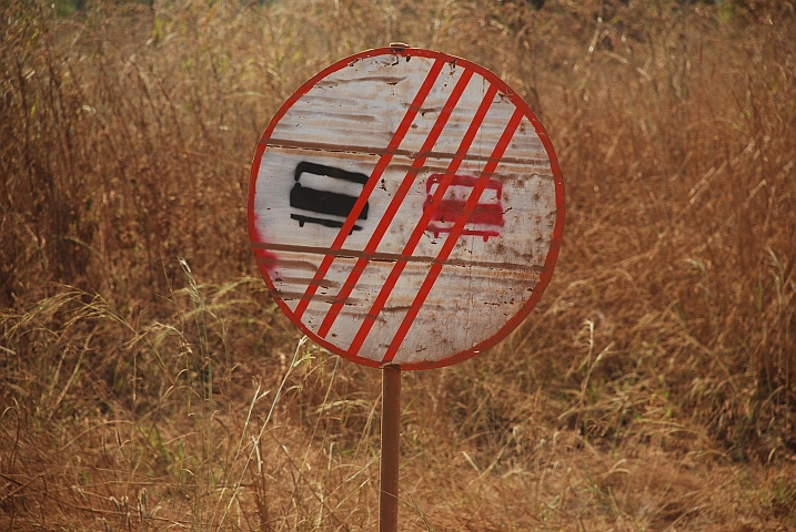 Handgemaltes Überholverbotsschild