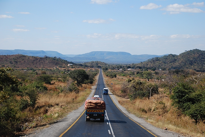 Auf der Nordseite des Munalipasses führt die Strasse ins Kafuetal