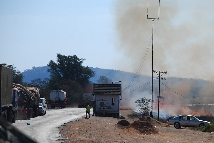 Checkpoint, auch da wird das Gras abgebrannt