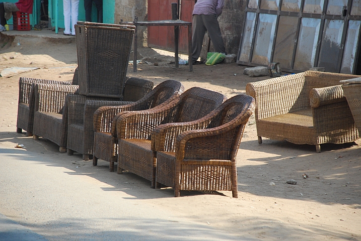Auch Korbwaren stehen am Strassenrand zum Verkauf