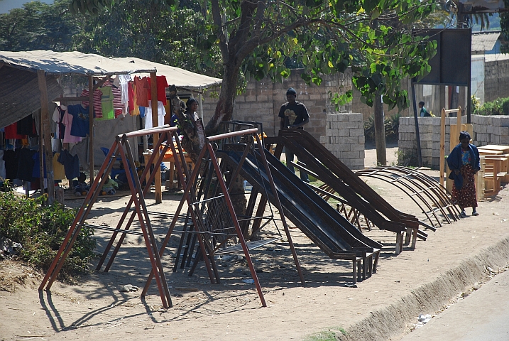 Rutschbahnen und Klettergerüste werden am Strassenrand verkauft