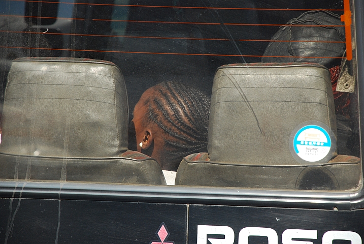 Afrikanische Zöpfelfrisur