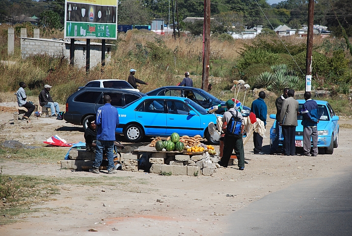 Viele blaue Autos und Gemüseverkaufsstand in Lusaka