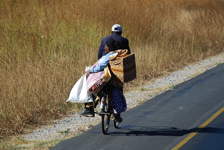 Velos dienen auch als Überlandtaxis