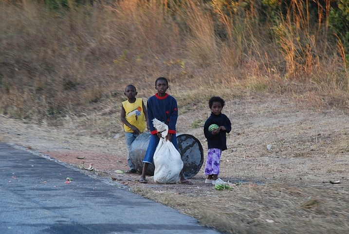 Knirpse am Strassenrand