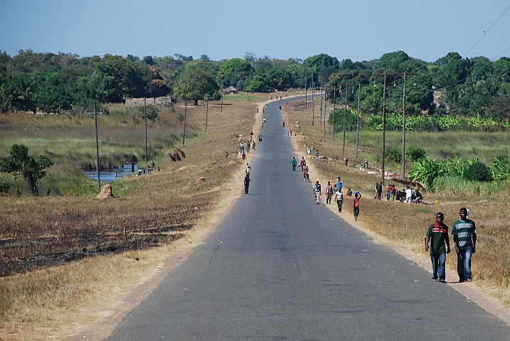 Viele Leute auf und neben der Strasse