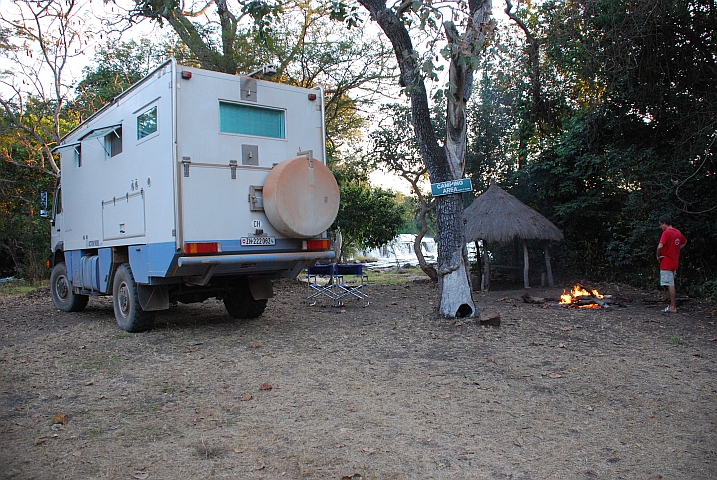 Obelix und Thomas auf unserem Camp direkt am Rand des Wasserfalls