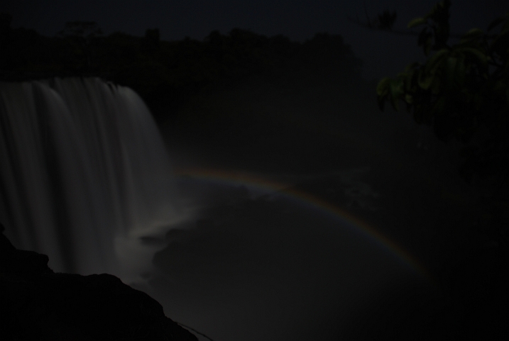 Der Lumangwefall mit einem Vollmond-Regenbogen