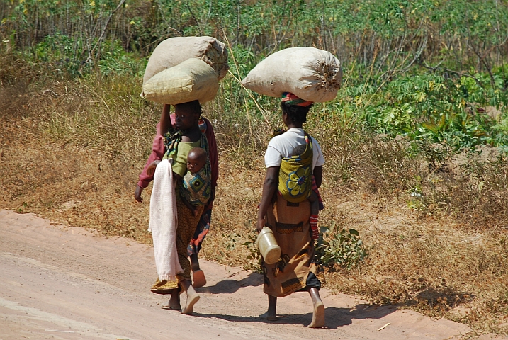Frauen mit Kind und Kegel unterwegs nach Mporokoso