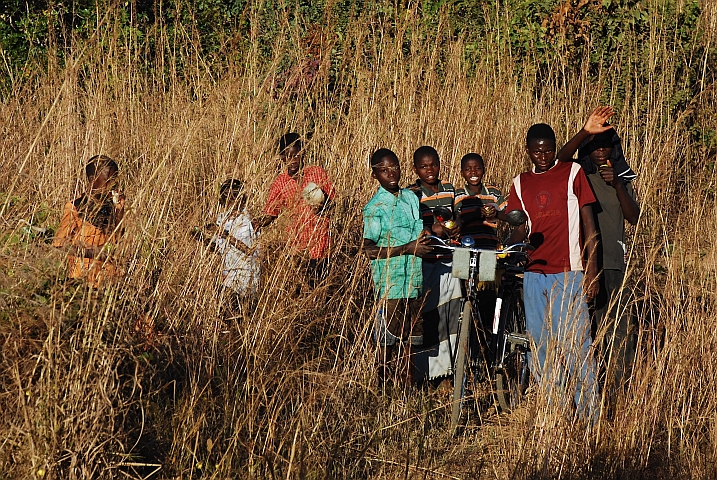 Kinder an der Old Stevenson Road kurz vor der Grenze nach Malawi bei Nyala