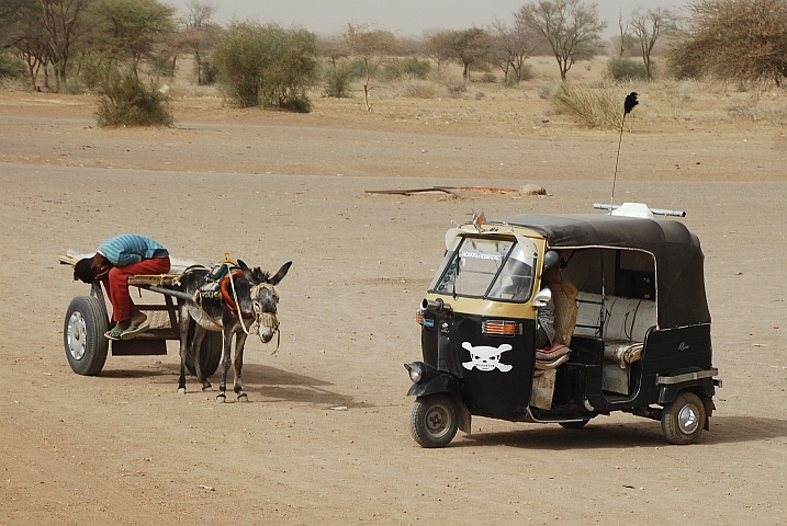 Tuk-Tuk und Vorgänger Eselskarre in der Nähe von El Hasaheisa zwischen Wad Medani und Khartoum