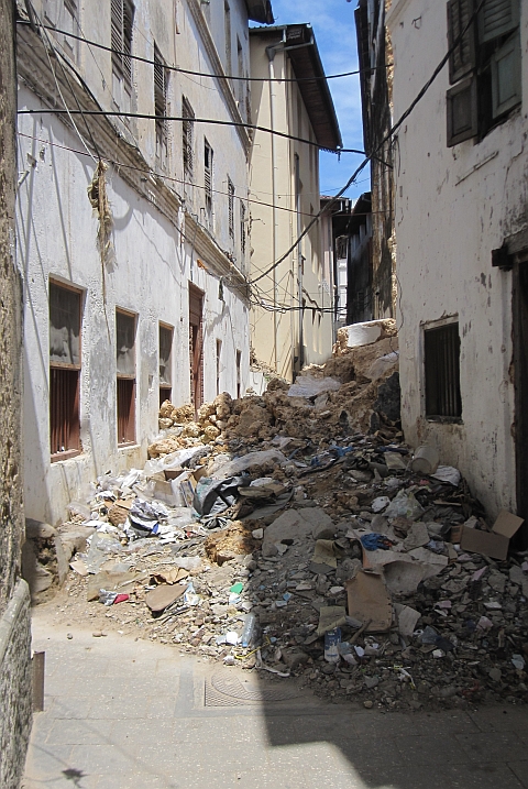 Von eingestürztem Gebäude verschüttete Gasse in Stone Town