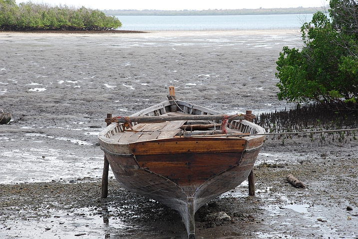 Mit Stützen “aufgebockte“ Dhau bei Ebbe in Kilwa Kisiwani