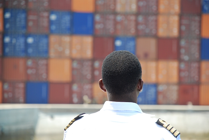 Unser Kapitän legt auf Sansibar an