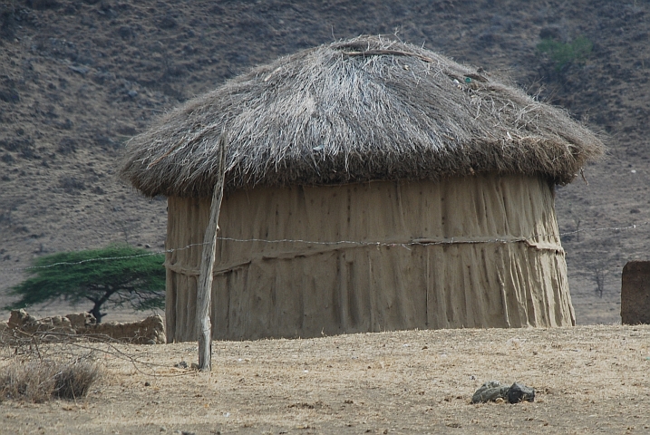 Runde Massai-Hütte am Fusse des Meru Vulkans bei Oldonyo Sambo