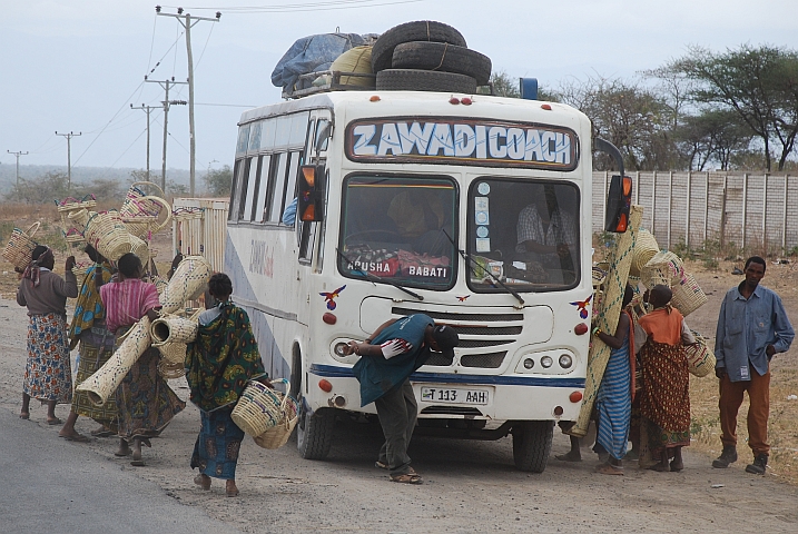 Fliegender Flechtwarenverkauf an einer Bushaltestelle bei Kwa Kuchinja zwischen Arusha und Babati