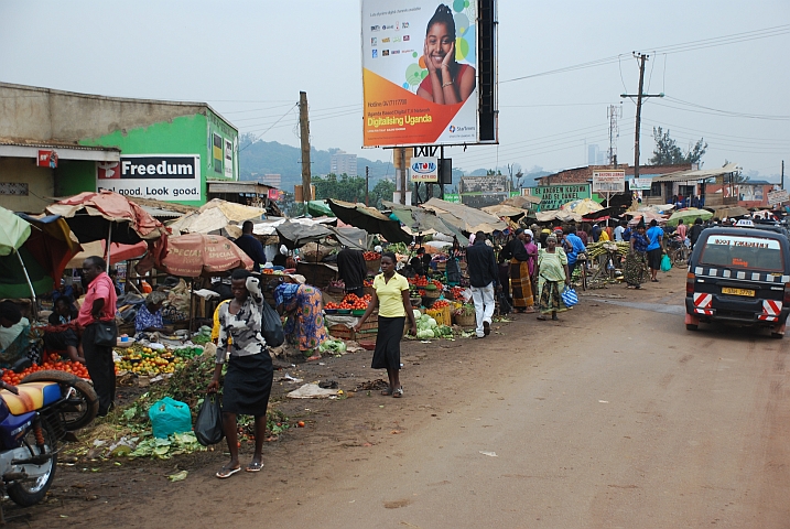 Strassenmarkt am Stadtrand von Kampala
