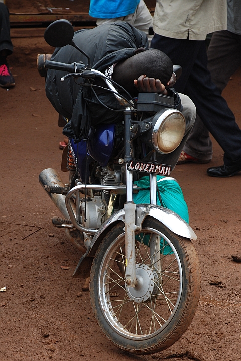 Ob der Loverman wohl ne strenge Nacht gehabt hat?