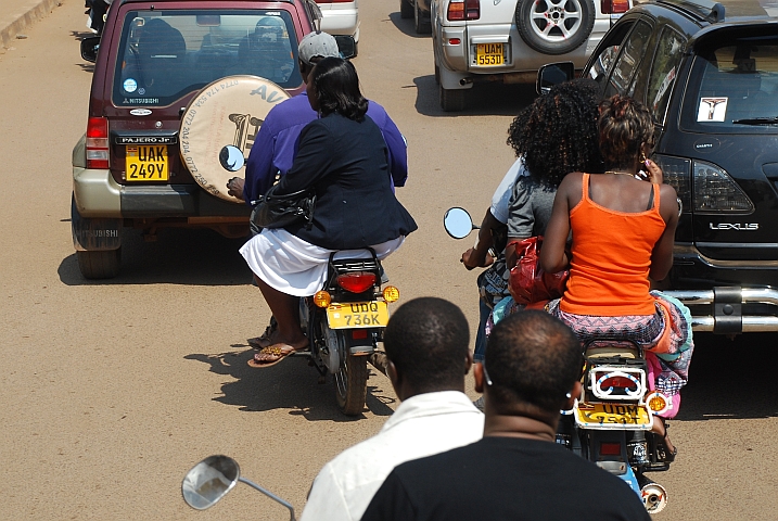 Boda-Boda Töfftaxis im Stadtverkehr von Kampala