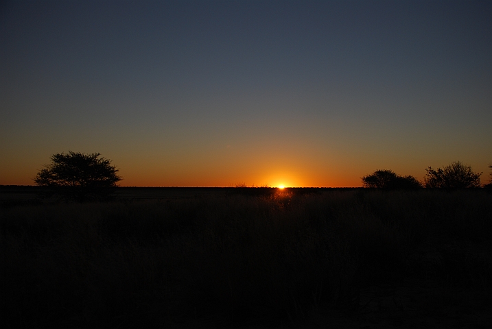 Aller guten Dinge sind drei: Makelloser Sunset an der Bosobogolo Pan im Kgalagadi Nationalpark