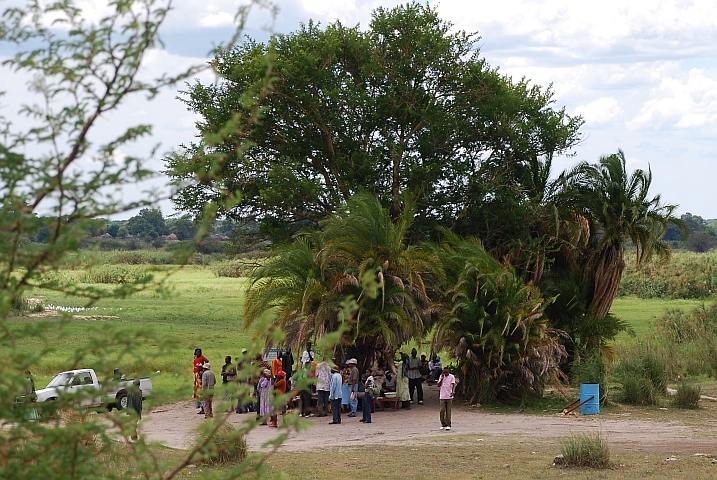 “Wartesaal“ mit Verkaufsständen bei der Mohembo-Fähre