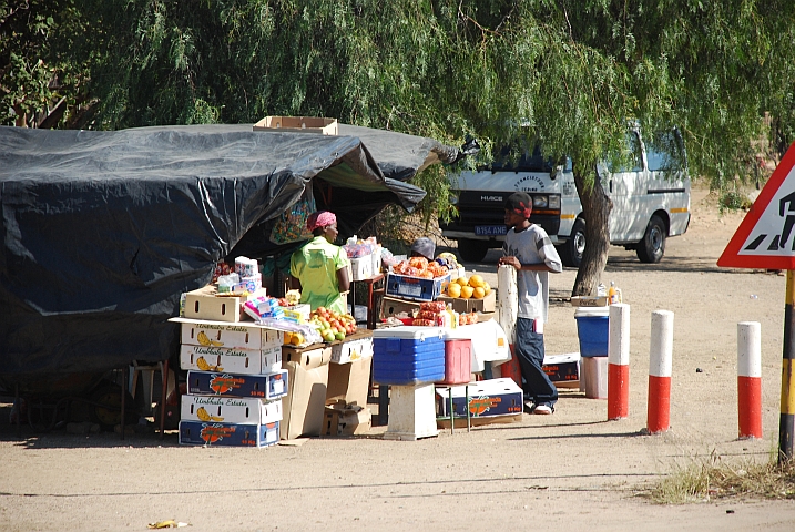 Früchteverkaufsstand an einer Strassenecke in Francistown