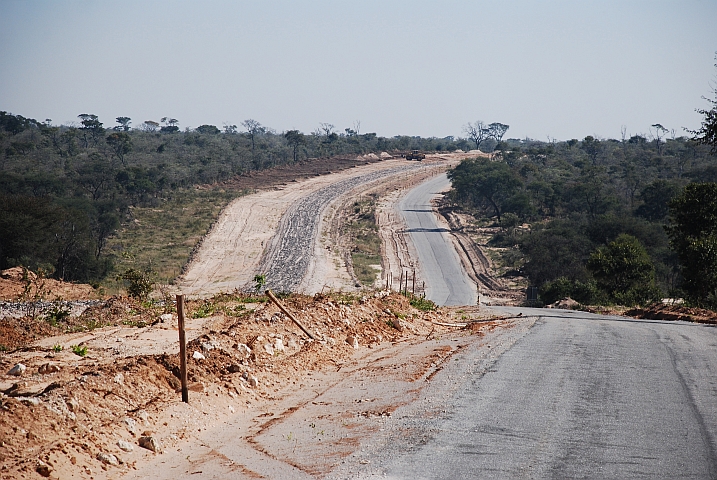 Strassenbau zwischen Nata und Pandamatenga ganz im Osten Botswanas