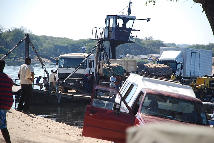 Fähre über den Sambesi bei Kazungula