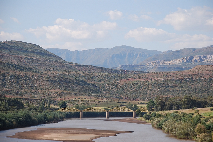 Der Senqu mit der alten Strassenbrücke westlich von Quthing