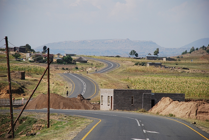 Aus der etwas gewundenen aber guten Teerstrasse Richtung Malealea ...