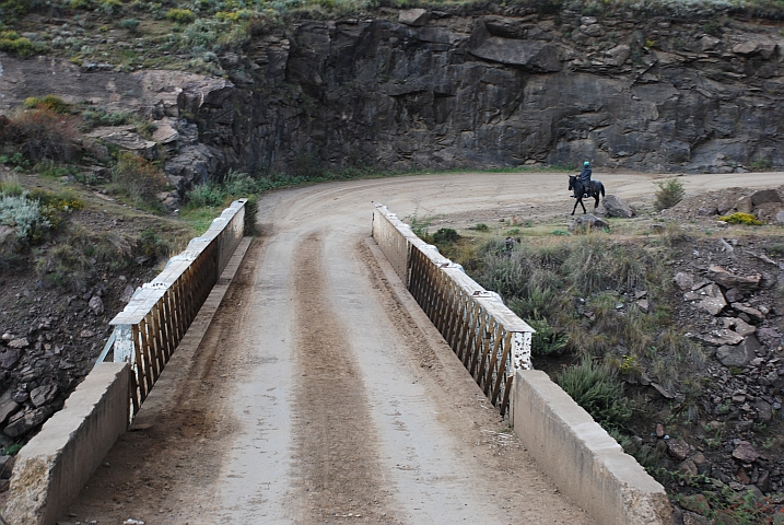 Alte aber stabile Brücke über dem Mantsonyane Fluss