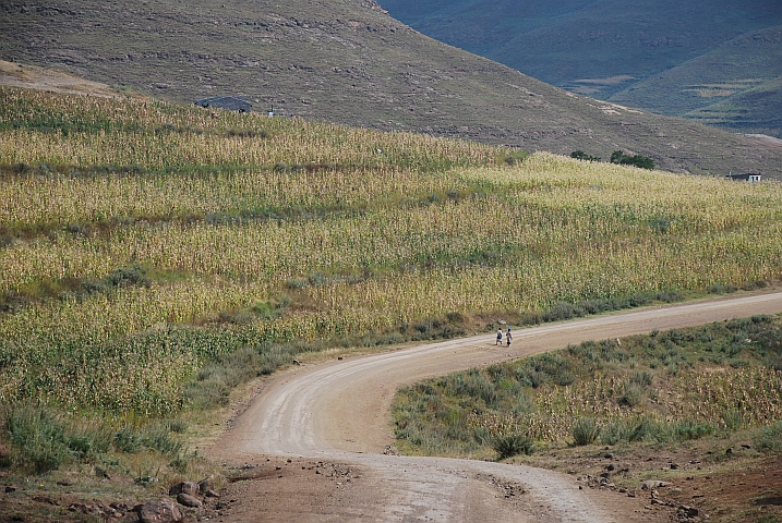 Zwei Frauen unterwegs zwischen Thaba Tseka und Katse