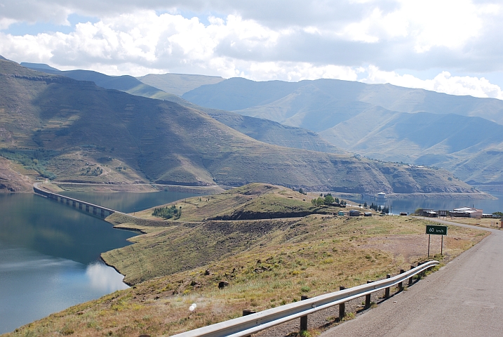 Die Brücke über den Katse Staudsee bei Malibamatso