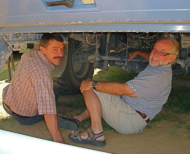 Thomas und Otti Reitz sehen sich den Zwischenrahmen an