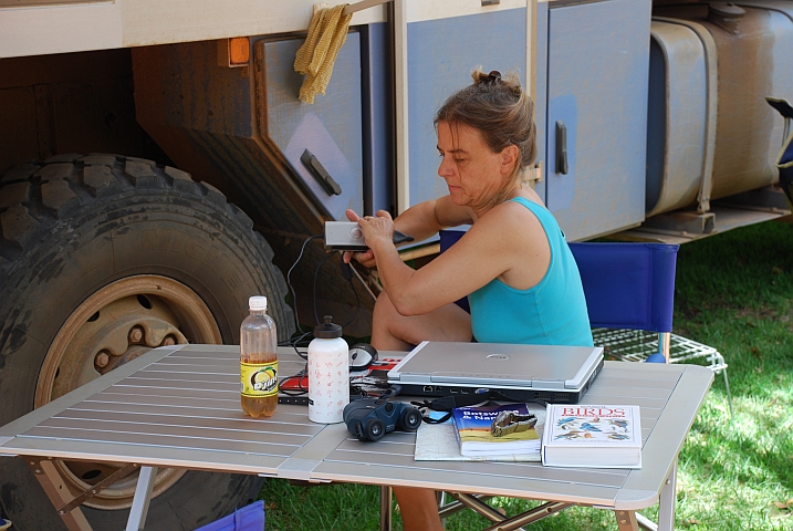 Isabella installiert das Freiluftbüro