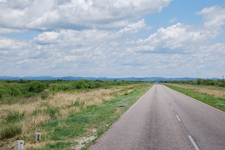 Die Strasse nach Tsumeb nach dem Veterinärszaun