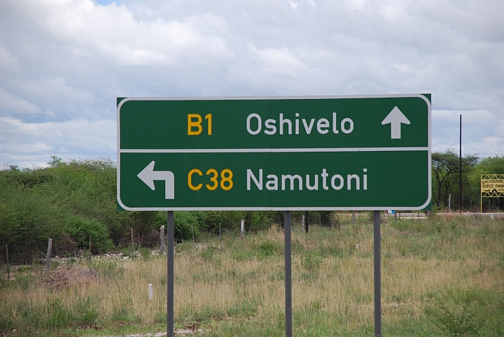 Strassenschild: Nach links geht’s in den Etosha Nationalpark